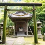 a wooden structure with a rope hanging from it